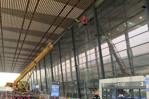 总口管理区玻璃幕墙维护和保养